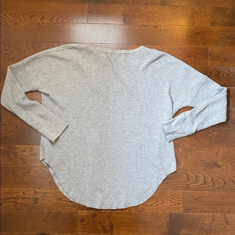 TNA Long Sleeve Waffle Knit Top Size Small Grey V-Neck Oversized Fit - Picture 5 of 11